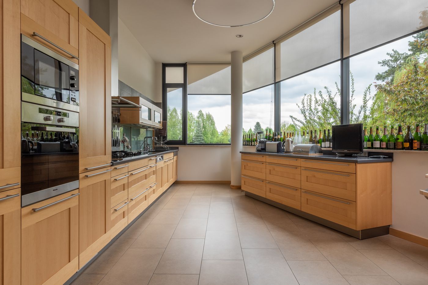 Imagen de ambiente orientativa: Cocina moderna con muebles de madera